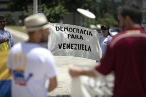 Inseguridad y supresión de derechos amenazan democracia en Latinoamérica, según informe