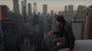 Enrique Iglesias reveló el truco detrás de escena de acción del video de su última canción
