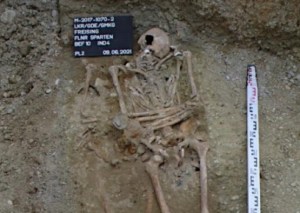 Hallan una misteriosa mano artificial en un esqueleto enterrado en la Edad Media