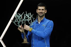 Djokovic destroza a Dimitrov y alza en París su 40 Masters 1.000