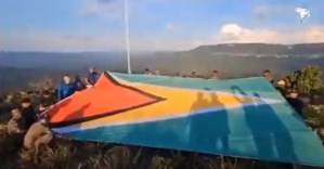 Presidente de Guyana izó su bandera en una montaña en la Serranía de Pacaraima en el territorio Esequibo (Video)
