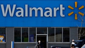 Niño se disparó accidentalmente con el arma de su madre en Walmart de Ohio