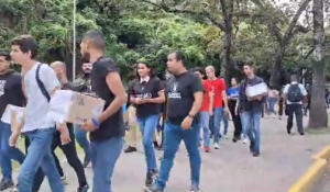 Estudiantes se movilizan hasta el CNE para exigir que se habiliten puntos para la inscripción en el registro electoral