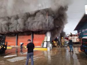 Investigan causas de incendio en local comercial en Barquisimeto (Fotos)