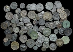 Descubren bajo el mar 50 mil monedas de bronce del siglo IV