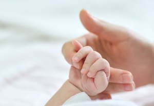 Mala praxis médica llevó a mujer a expulsar heces por la vagina tras un parto y recibirá un dineral por este motivo