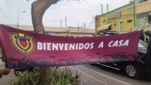 Locales en Perú: venezolanos trancan calle en Lima a la espera de la Vinotinto (VIDEOS)