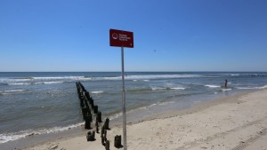 Horror en Queens: Hallaron cadáver sin brazos ni cabezas cerca de una playa
