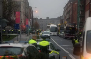 Al menos 34 detenidos por los disturbios en Dublín tras el apuñalamiento de cuatro personas