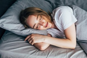 Por qué una persona puede reírse mientras duerme