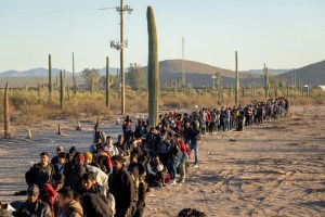 Cruces ilegales aumentan en la frontera mientras el Congreso y la Casa Blanca debaten importantes recortes al asilo
