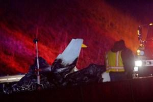 EN IMÁGENES: Avioneta aterrizó de emergencia en una autopista de Carolina del Norte y estalló en llamas