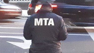 Se quitó la ropa y saltó desnudo a las vías del metro en Nueva York