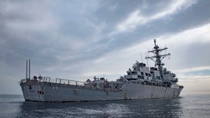 Destructor de EEUU respondió ataque contra un buque comercial en el mar Rojo