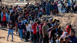 La cantidad de migrantes en la frontera de EEUU alcanza nuevos récords en medio de un aumento sin precedentes