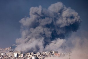 Israel ataca frontera de Gaza con Egipto para impedir suministro de armas a Hamás