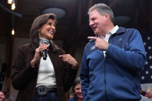 El gobernador de New Hampshire respalda a Nikki Haley en las primarias republicanas