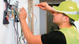 VIDEO: Es electricista en EEUU y lo que encontró en la pared de un cliente lo dejó helado