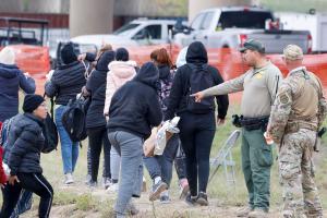 Gobierno de Biden amenaza con presentar demanda contra ley antiinmigrante de Texas