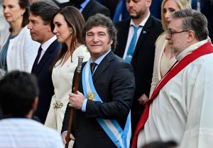 Argentina digiere las primeras “medidas de shock” de Milei con salto de precios