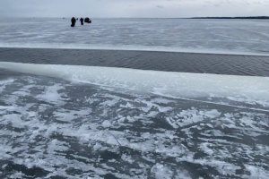 Rescataron a más de 120 pescadores varados en un témpano de hielo en Minnesota
