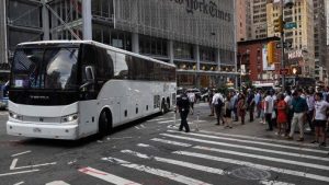 El alcalde de Nueva York restringe la llegada de nuevos autobuses con migrantes