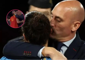 Sale a la luz el supuesto beso “de forma forzada” de Rubiales a la inglesa Lucy Bronze