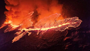 EN IMÁGENES: el impactante momento en el que el volcán de Islandia entra en erupción