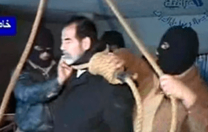La muerte en la horca de Saddam Hussein, el sangriento dictador iraquí que fue cazado como un conejo
