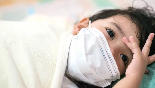 Cuáles son los síntomas de la bacteria que sería responsable de los casos de neumonía infantil en China