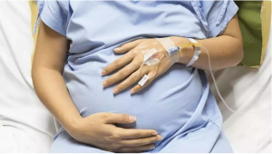 La dura realidad de un tercio de las mujeres en el mundo tras el parto, según la OMS