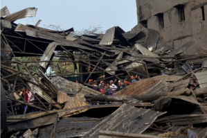 Al menos seis muertos tras un incendio en una fábrica de velas de cumpleaños en India