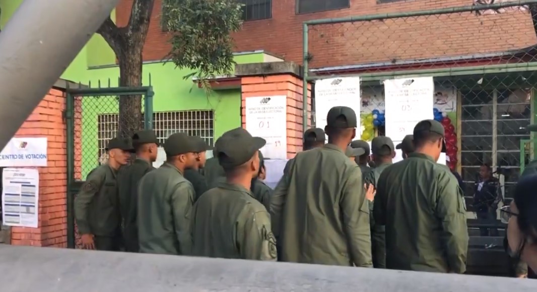 En San Martín sí hubo cola de votantes… todos militares (VIDEO)