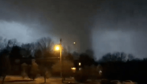 Tornado fatal azotó casas y causó múltiples destrozos en Tennessee (Video)
