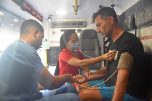 Armada colombiana rescató a familia brasileña que estaba a la deriva en el Caribe