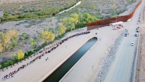 Detenciones de migrantes se duplican en Tucson y la Patrulla Fronteriza responde con rápidas deportaciones