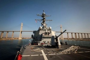 EEUU responde a un ataque de los rebeldes hutíes contra un buque en el mar Rojo
