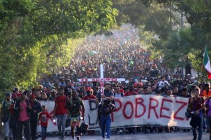 Nueva caravana migrante partió desde el sur de México en Navidad y avanza hacia la frontera con EEUU