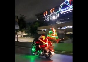 EN VIDEO: pillaron al Santa motorizado en plena autopista caraqueña, con el Grinch detrás