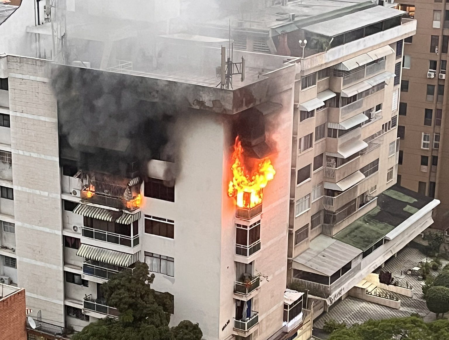 Registran incendio de gran magnitud en apartamento en Los Palos Grandes este #14Dic (Imágenes)