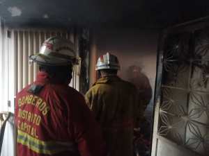Incendio en apartamento en Los Palos Grandes deja dos fallecidos y cuatro afectados por inhalación de humo