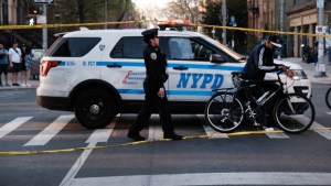Violencia despiadada en Nueva York: acribillaron a balazos a un hombre dentro de su vehículo