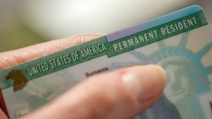 Esta es la multa para un latino que no lleve la “Green Card” en EEUU