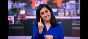 ¡Insólito!, presentadora de la BBC en Reino Unido abrió el noticiero con un gesto prohibido (VIDEO)