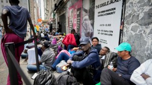 Migrantes fueron expulsados de refugios en Nueva York en medio de heladas nevadas