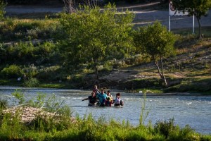VIDEO: El duro relato de una mujer que vio a su hija ser arrastrada por la corriente del río Bravo
