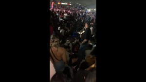 En el piso y hasta dormidos: así esperaron los fanáticos de Romeo Santos por el inicio de su concierto en Caracas (VIDEOS)