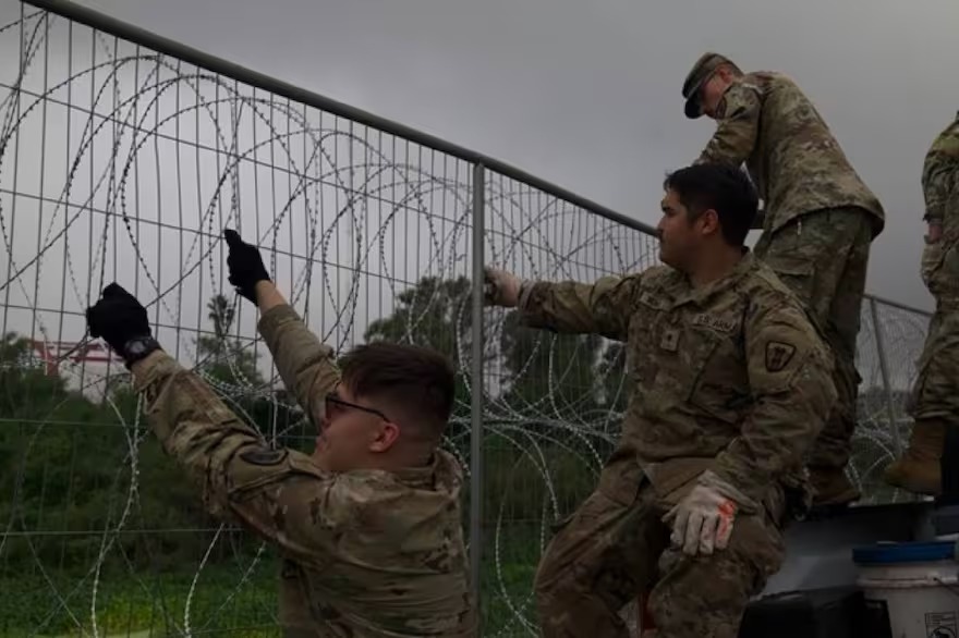 VIDEO: Así es la nueva barrera “antiinmigrantes” de Texas, sin posibilidades de escalar y envuelta con alambre de púas