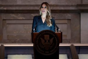 Melania Trump participó de un evento del gobierno de EEUU y una omisión en su discurso llamó la atención