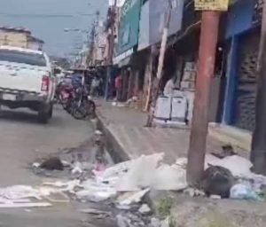 Zona centro de Barinas se transformó en un vertedero de basura y los trabajadores del aseo reclaman pago